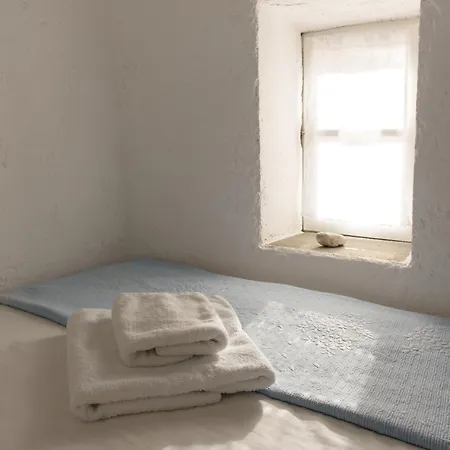 Alisideri Karavostasis (Folegandros)